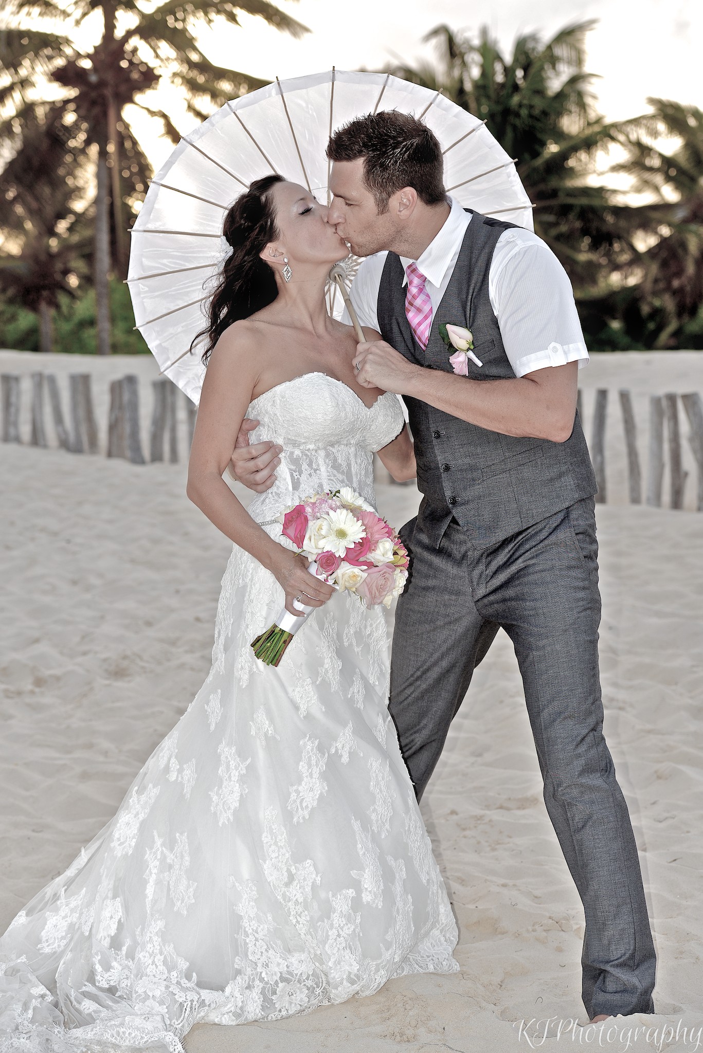 parasol wedding kiss