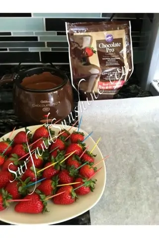 How to Make Chocolate Covered Football Strawberries for Superbowl