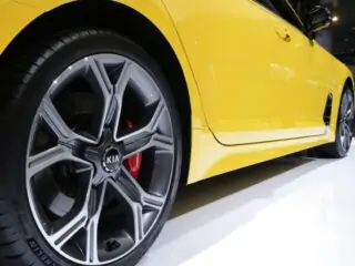 2018 kia stinger yellow wheels
