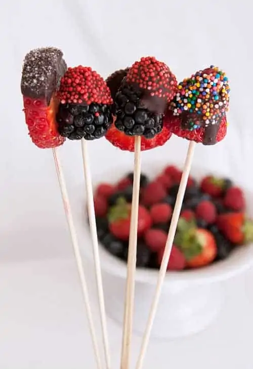Chocolate-Dipped-Berries-with-Sprinkles3